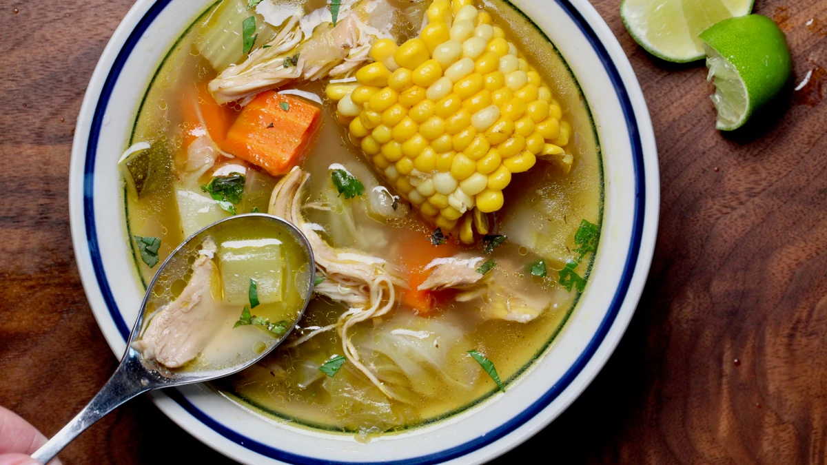 Arroz Blanco.
Sopa de pollo.
Tajada frita.